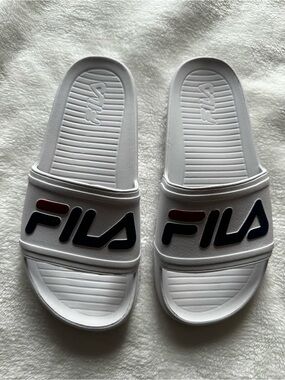 FILA Women’s White Slide Sandals Comfy Summer Y2K Beachwear Sz 8-10 Sporty
